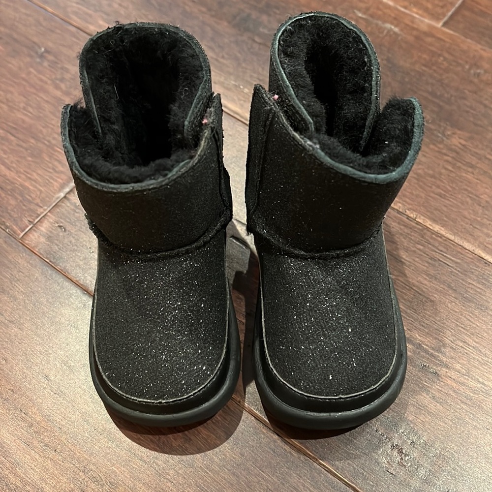 Barely worn toddler Uggs size 04/05